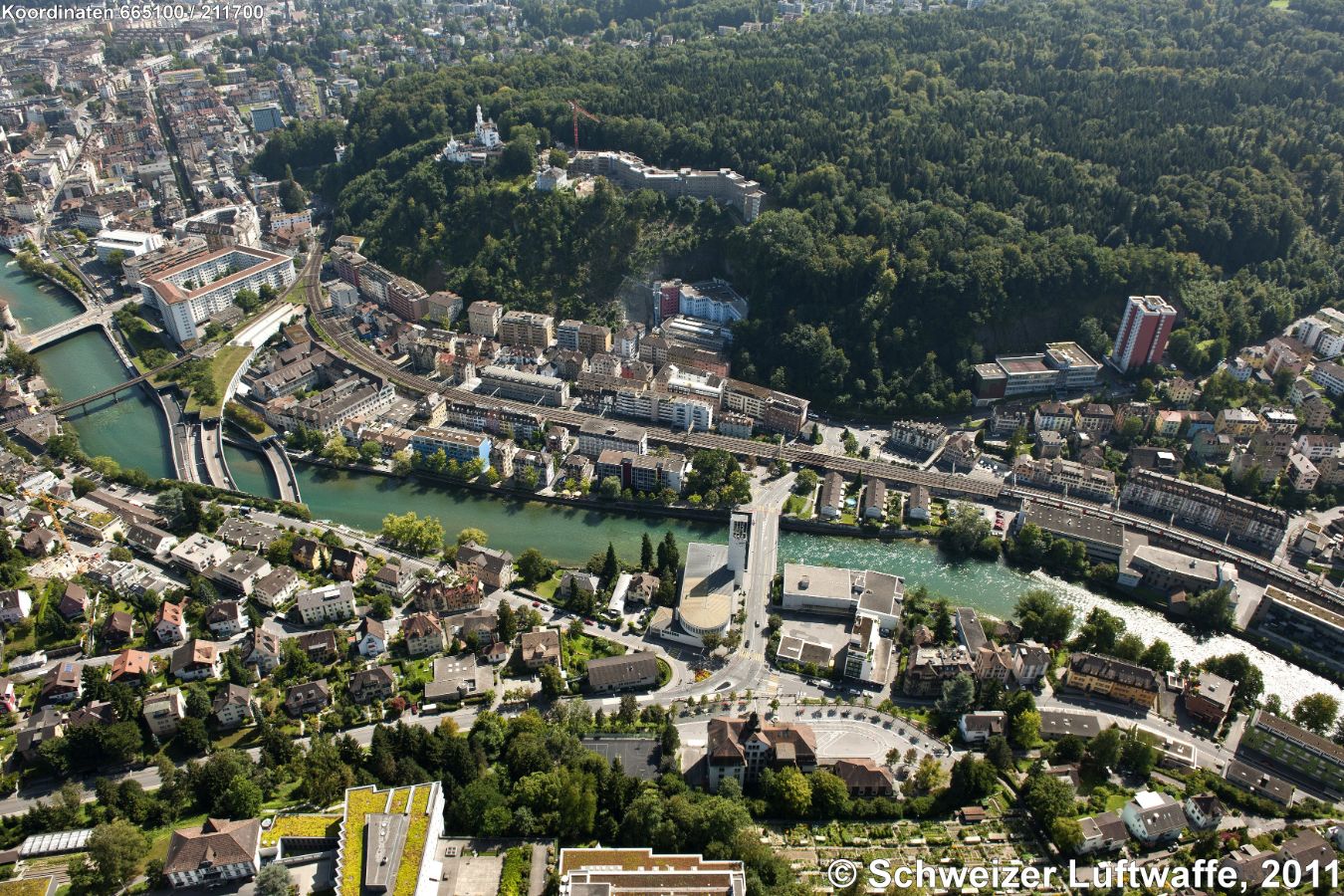 Bildmitte: 'BaBel'-Quartier, Blick südwärts zum Château Gütsch. Im Vordergrund Mitte: St. Karli - Kirche mit Brücke der Bernstrasse über die Reuss. Links im Bild Autobahn-Tunnel A2/A14 (Sonnenbergtunnel). Dreigleisige SBB-Bahnlinie Luzern-Zürich.